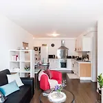 Stylish And Chic City Center Apartment With Wifi