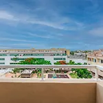 Red Large Family Apartment, Three Floors, 10 Guests