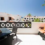 Victoria Court - 1 Bed Pool & Sea View