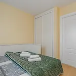 Yellow 3 Bedroom Large Apartment For 10 Guests