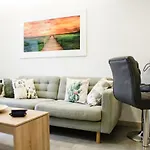 Beautiful Central Apartment, Recently Renovated.