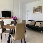 Comodoro, Situado En Frente Del Mar
