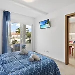 Golden Holidays, Heated Pool, Air Con, Internet, Parking