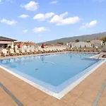 Golden Holidays, Heated Pool, Air Con, Internet, Parking