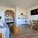 Relaxing, Ocean View Apartment With Fast Wi-Fi