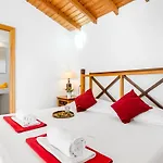 101 Bright Accomodation With Pool View
