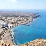 Sunny Ocean View Apartment