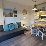 Huebsche Ferienwohnung Mit 2 Schlafzimmern, Pool Und Wlan, Strandnaehe