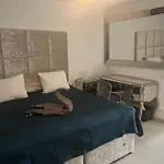 Luxury 4 Bedroom Villa With Jacuzzi & Large Garden