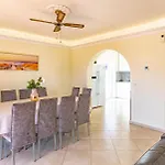 Villa Victoria With Heated Pool
