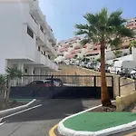 Los Cristianos Vistas Al Mar Y Cerca De La Playa