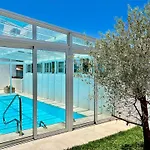 Luxurious Villa With Heated Pool And Ocean Views