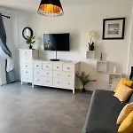 Malibu Park Apartment Luna