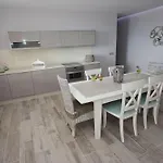 Apartment Mit Terrasse, Pool Und Garten
