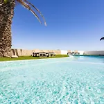 Apartamentos Y Estudios Oasis Tenerife Rentals Con Piscina Climatizada Y Cocina Exterior