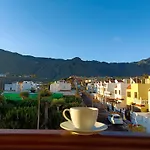 Beautiful 1 Bedroom Apartment With Mountain View