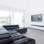 Independent Villa With An Immense Heated Pool!