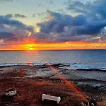Junto Al Mar 1