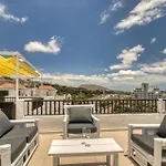 Lovely 2-Bed Apartment & Jacuzzi Terrace & Pool