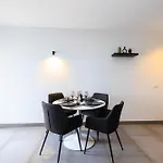 Modern 2 Bed Sea View Apartment Pool Access