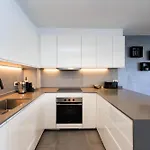 Modern 2 Bed Sea View Apartment Pool Access