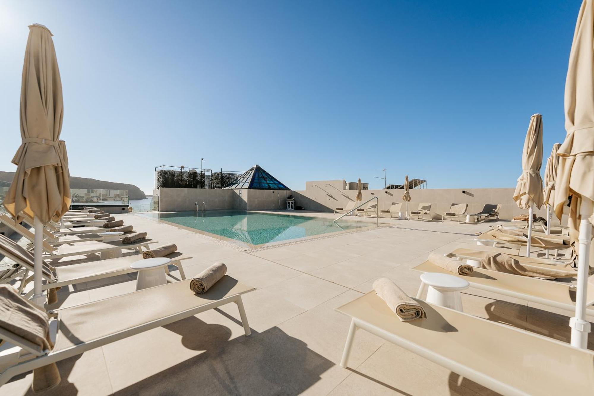 Reveron Plaza Ξενοδοχείο 4*